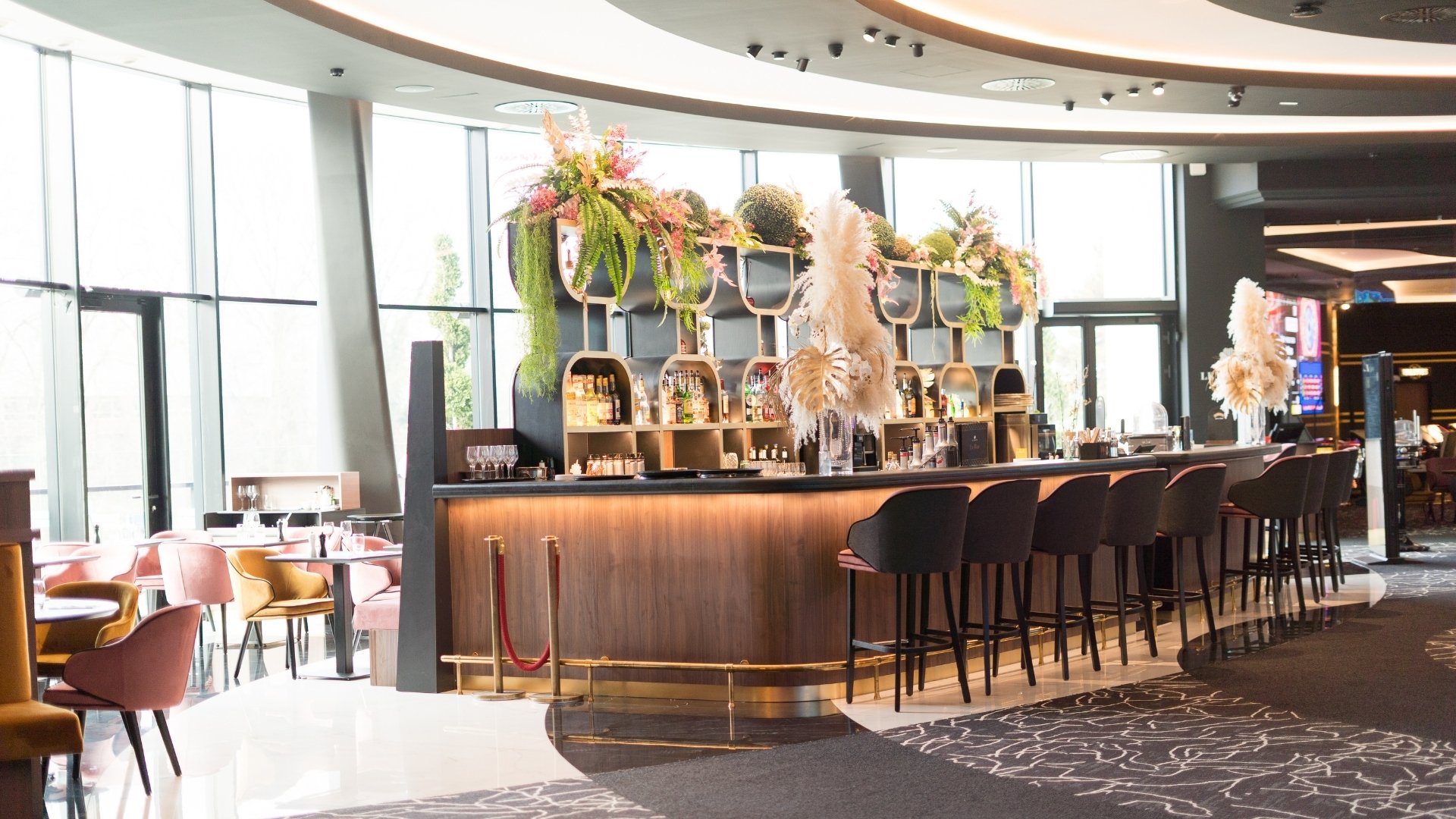 Bar du casino d'Annemasse dans une salle remplie de lumières et de plantes