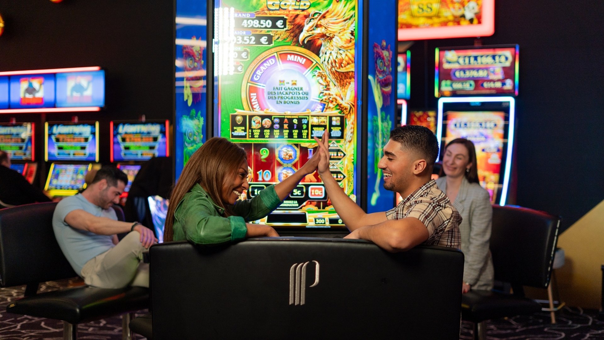 Couple célébrant sa victoire aux machines à sous du casino d'Annemasse