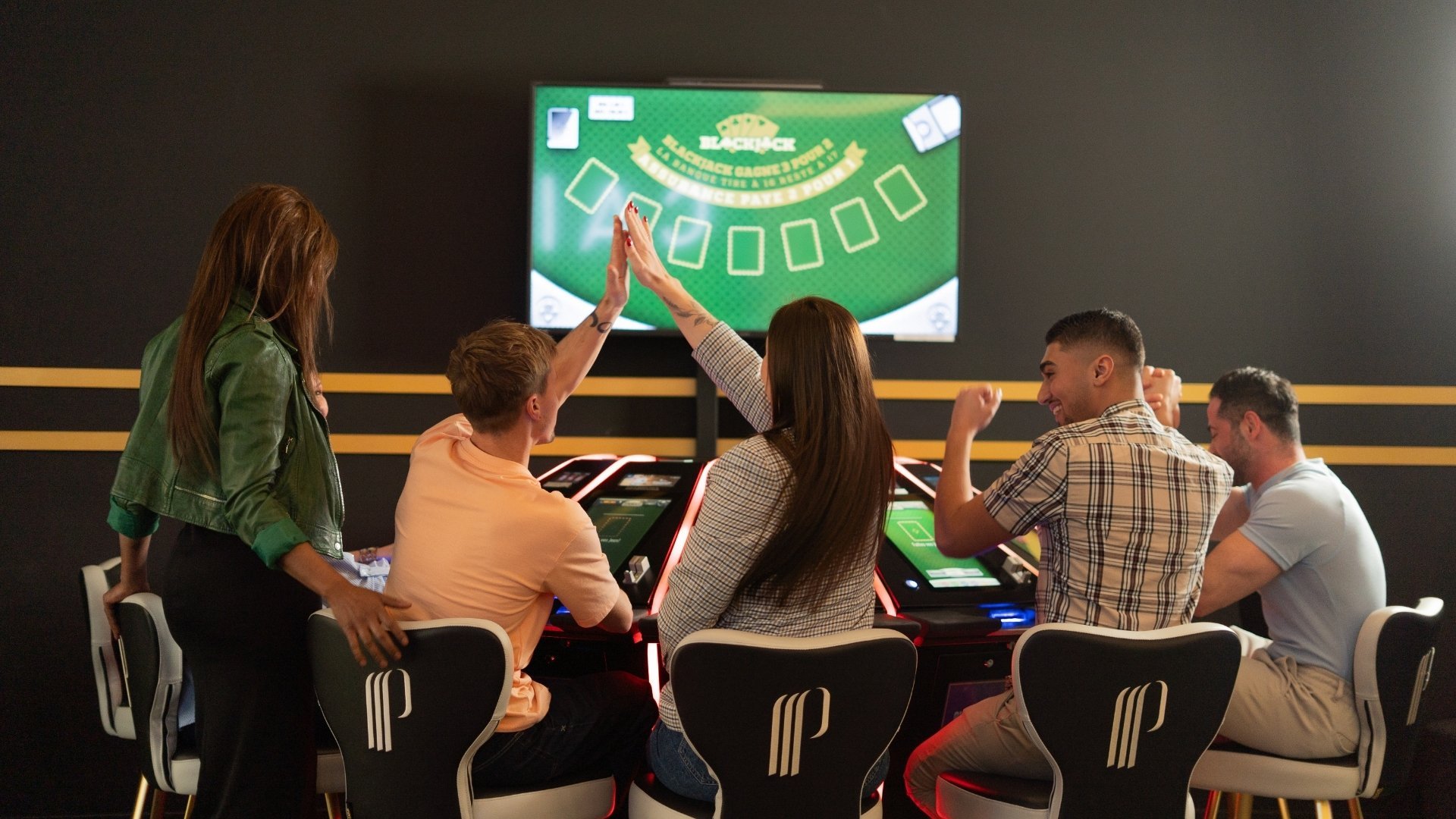 Groupe d'amis jouant au Black Jack électronique dans le casino d'Annemasse