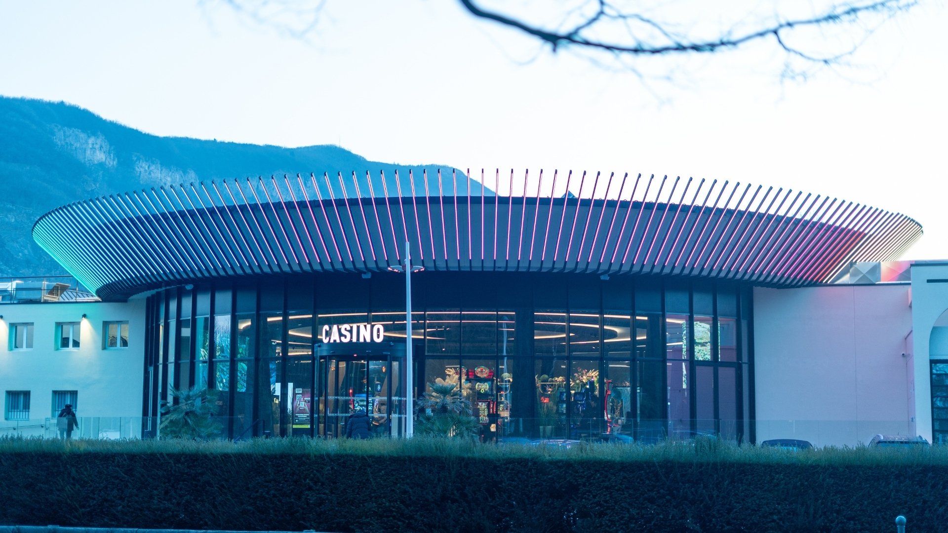 Façade du casino d'Annemasse devant les montages des Alpes